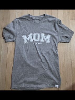 Gray MOM Graphic Short Sleeve Tee S NWOT